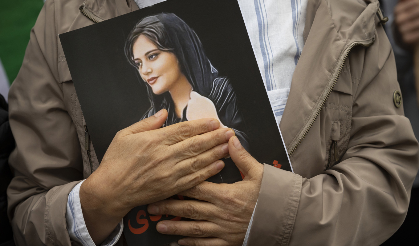 Mahsa Aminis död har lett till omfattande protester från frihetstörstande män och kvinnor i Iran. Arkivbild. Foto: Cliff Owen/AP/TT
