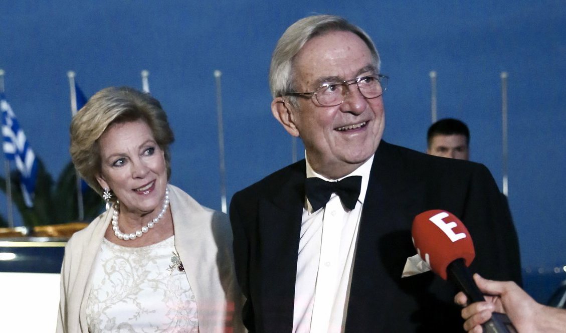 Greklands tidigare kung Konstantin sägs vara illa däran. Här fotograferades han tillsammans med sin fru, den danska prinsessan Anne-Marie, när de firade guldbröllop 2014. Arkivbild. Foto: Petros Giannakouris/AP/TT