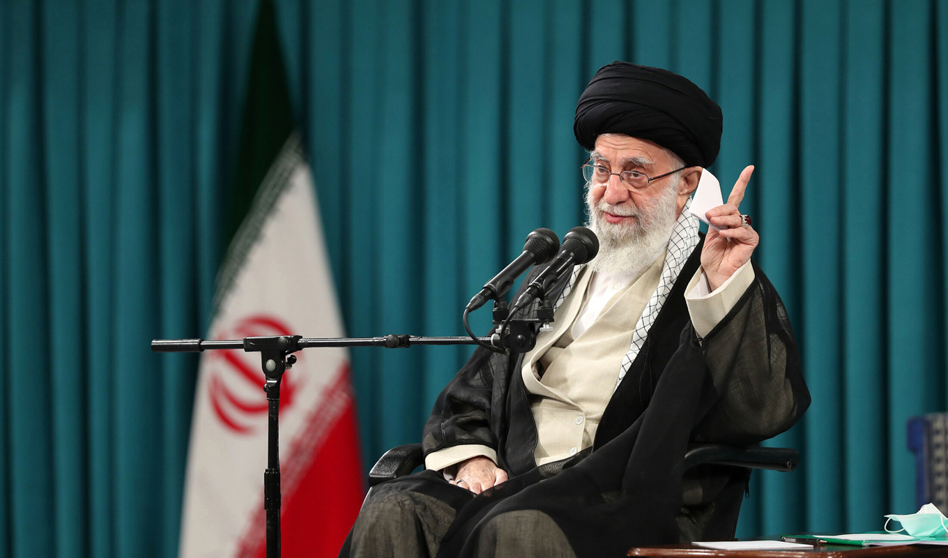 Irans högste ledare, ayatolla Ali Khamenei. Det islamiska styret har låtit avrätta minst fyra personer till följd av de stora protesterna i landet. Arkivbild. Foto: Ayatollans kansli via AP/TT