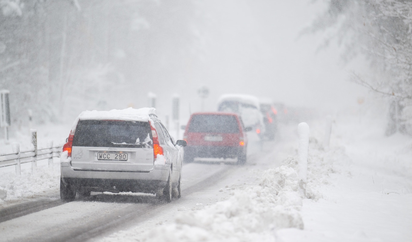 Kraftigt snöfall och temperaturer runt nollan kan göra situationen besvärlig i delar av Västernorrland under söndagen. Arkivbild. Foto: Suvad Mrkonjic/TT