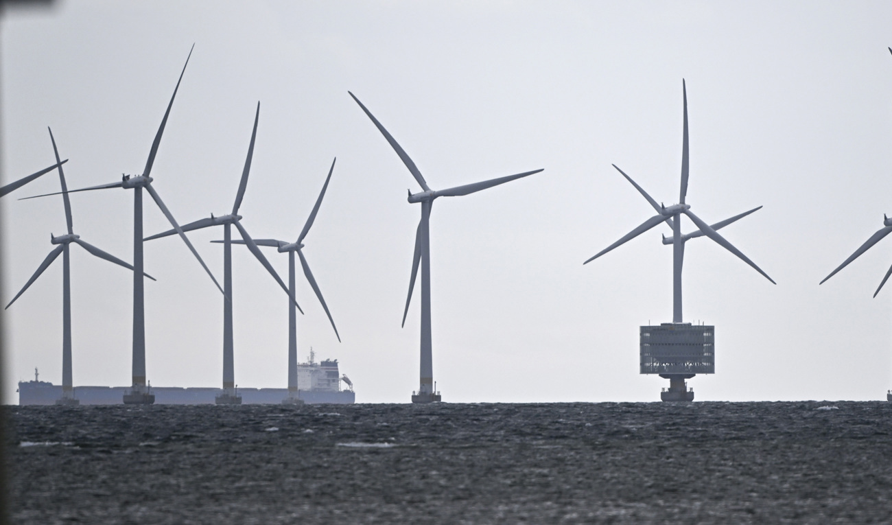 Finländska Försvarsmakten vill inte ha vindkraftverk söder om Åland. På bilden vindkraftverk vid Öresundsbron. Arkivbild. Foto: Johan Nilsson/TT