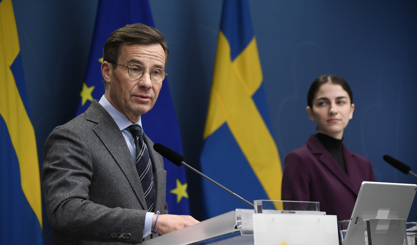Statsminister Ulf Kristersson (M) och miljö- och klimatminister Romina Pourmokhtari (L) under pressträff där förslag om ändrad kärnkraftslagstiftning presenteras. Foto: Marko Säävälä/TT