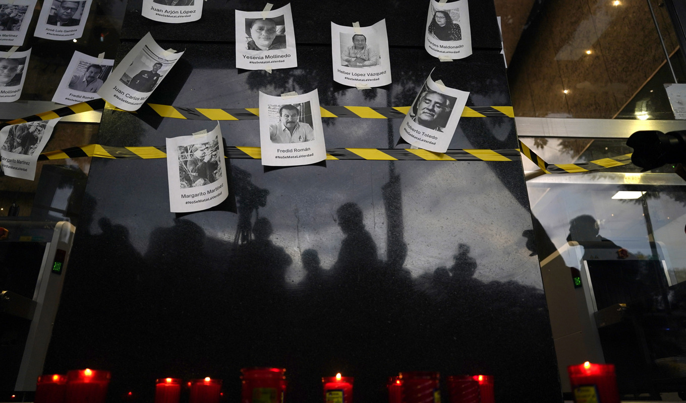 Bilder på mördade journalister har satts upp vid en vaka utanför statsåklagarkansliet i Mexico City. Där högtidlighölls minnet av journalisten Fredid Román, som mördades i augusti. Bilden togs den 24 augusti. Foto: Eduardo Verdugo/AP/TT