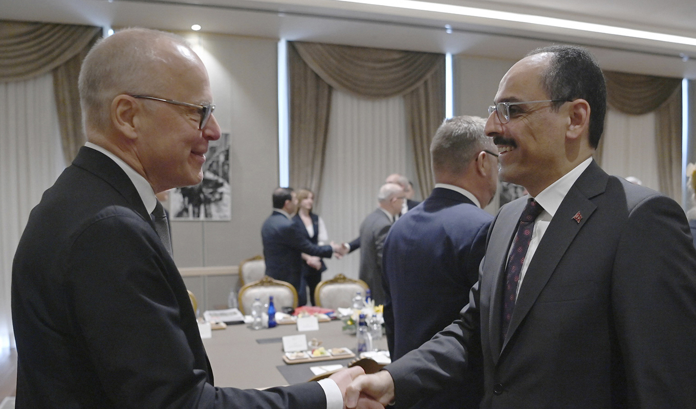 Recep Tayyip Erdogans talesperson Ibrahim Kalin som hälsar på den svenske chefsförhandlaren Oscar Stenström vid ett möte i maj i fjol. Arkivbild. Foto: Turkiets presidentkansli via AP/TT