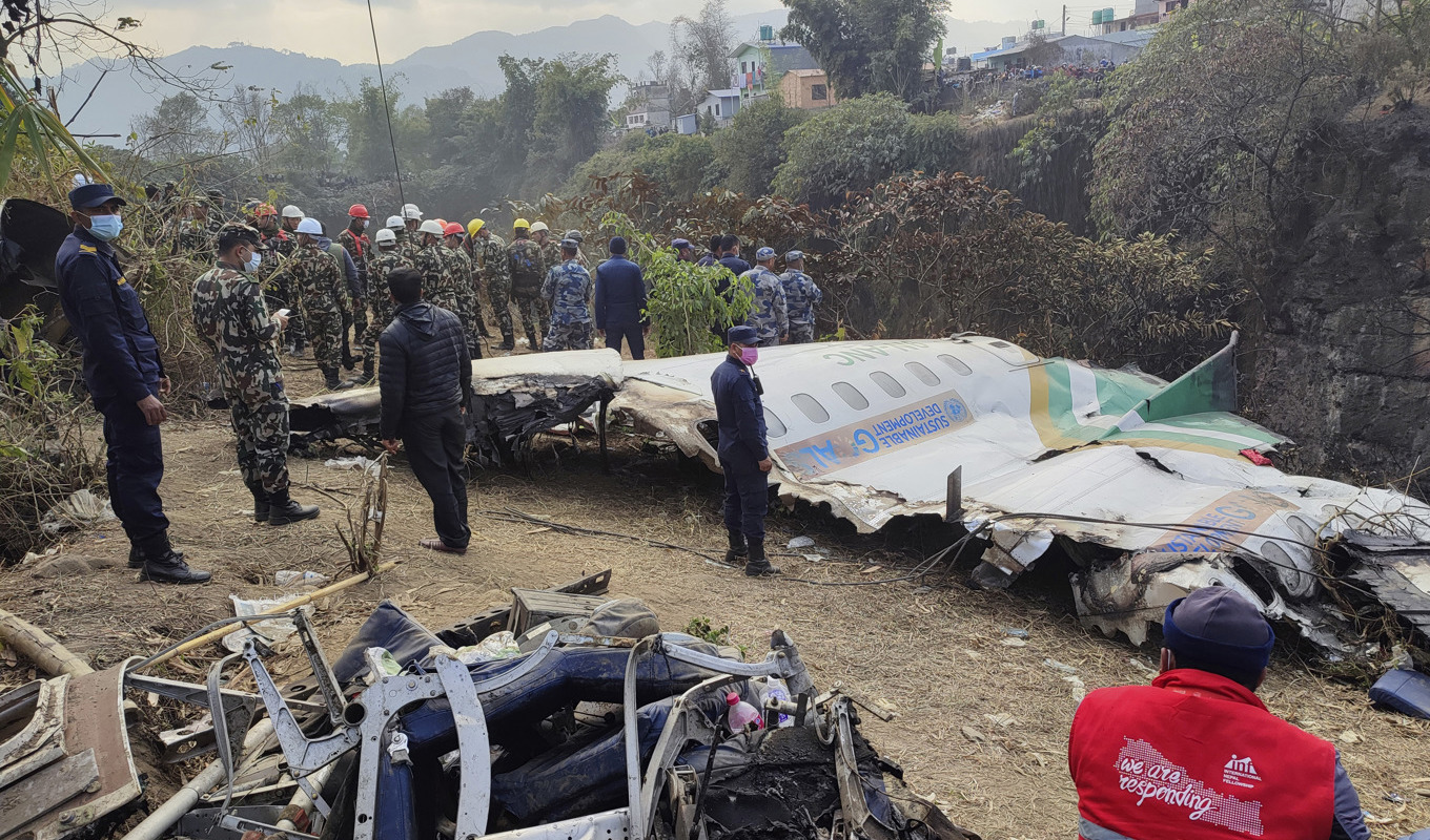 Räddningsarbetare vid vraket av det förolyckade flygplanet i Pokhara på måndagen. Foto: Anish Bhattarai/AP/TT