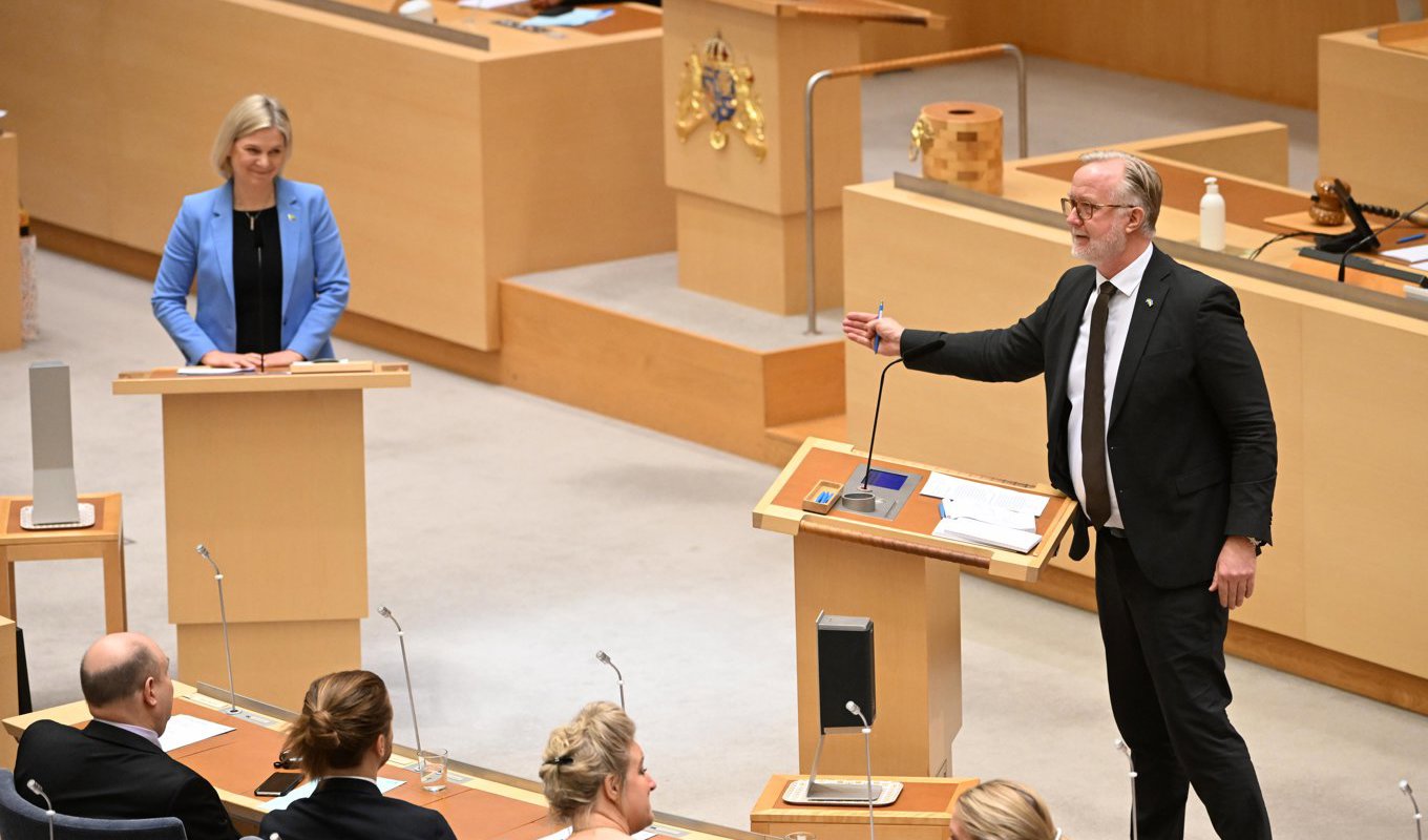 Socialdemokraternas partiledare Magdalena Andersson och arbetsmarknadsministern, Liberalernas partiledare Johan Pehrson vid partiledardebatten i riksdagen. Foto: Fredrik Sandberg/TT