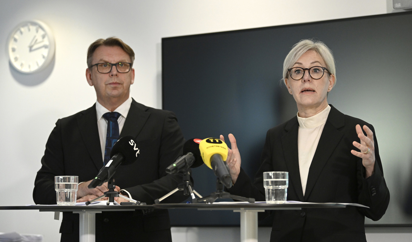 Ivo:s generaldirektör Sofia Wallström (till höger) och avdelningschef Peder Carlsson under en pressträff där man presenterar en rapport från nationell sjukhustillsyn. Foto: Jessica Gow/TT