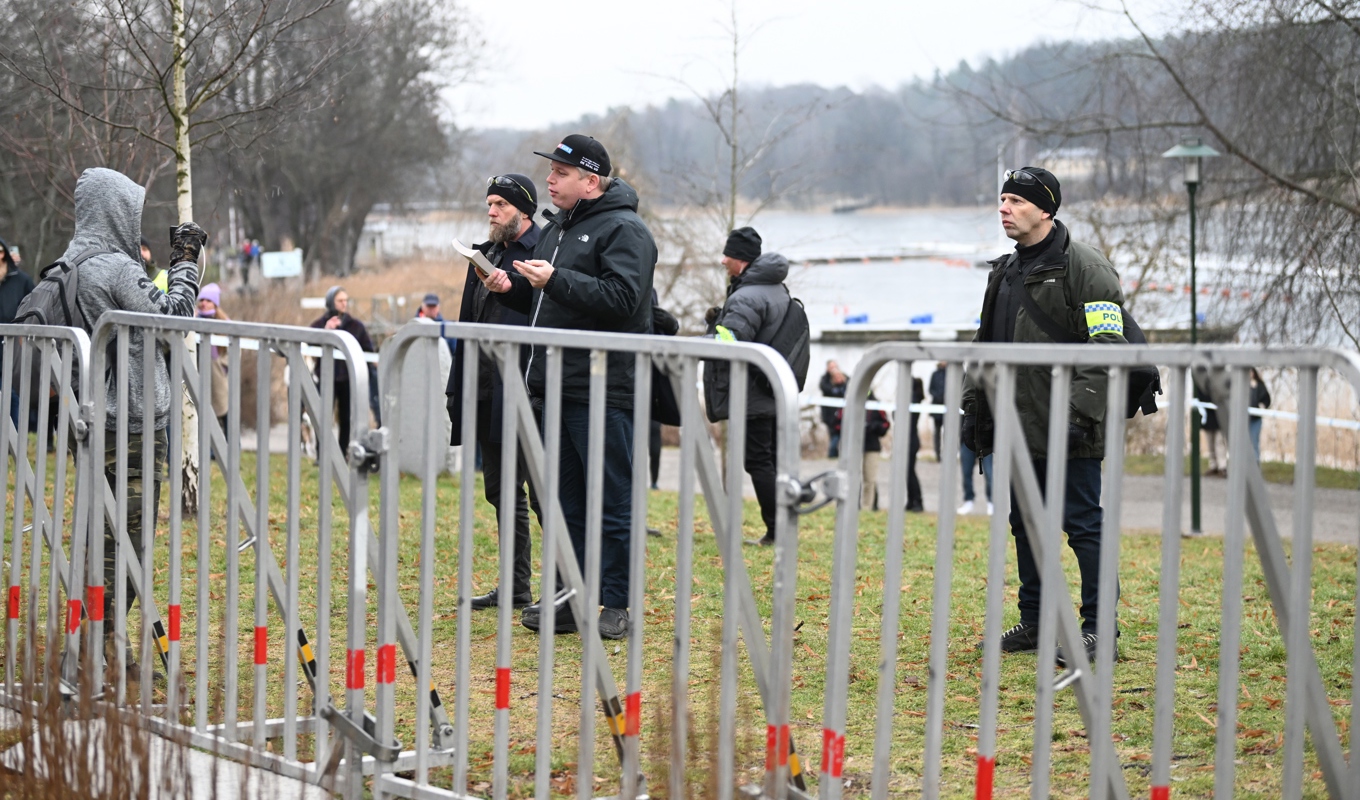 Den dansk-svenske politikern Rasmus Paludan brände ett exemplar av muslimernas heliga bok, Koranen, i närheten av Turkiets ambassad i Stockholm. Foto: Fredrik Sandberg/TT