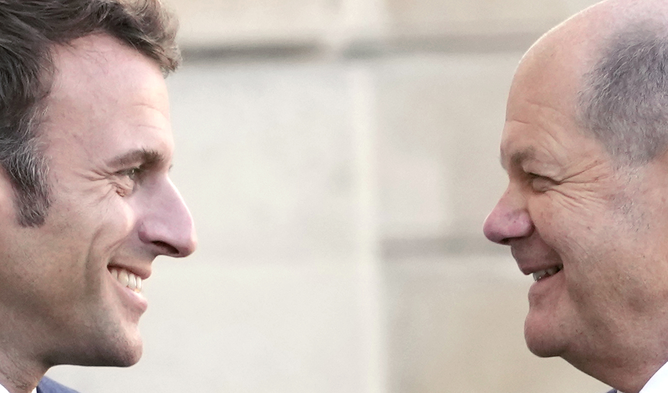 Frankrikes president Emmanuel Macron och Tysklands förbundskansler Olaf Scholz möts i Paris. Arkivbild. Foto: Christophe Ena/AP/TT