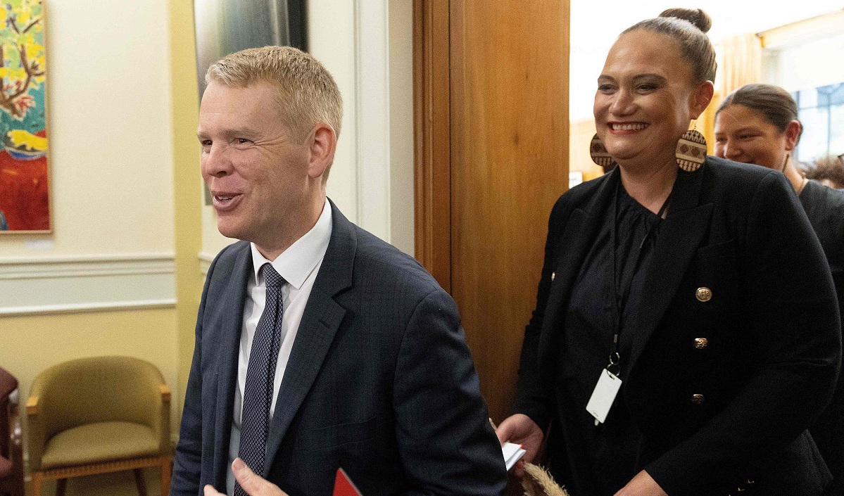 Chris Hipkins och Carmel Sepuloni lämnar nyzeeländska Labour-partiets möte i Wellington. Foto: Marty Melville/AFP/TT