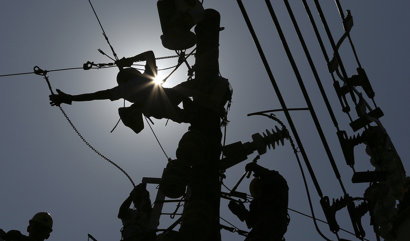 Elektriker är ett yrke som behövs även i kristider och som kan bli krigsplacerade. Arkivbild. Foto: Aaron Favila/AP/TT