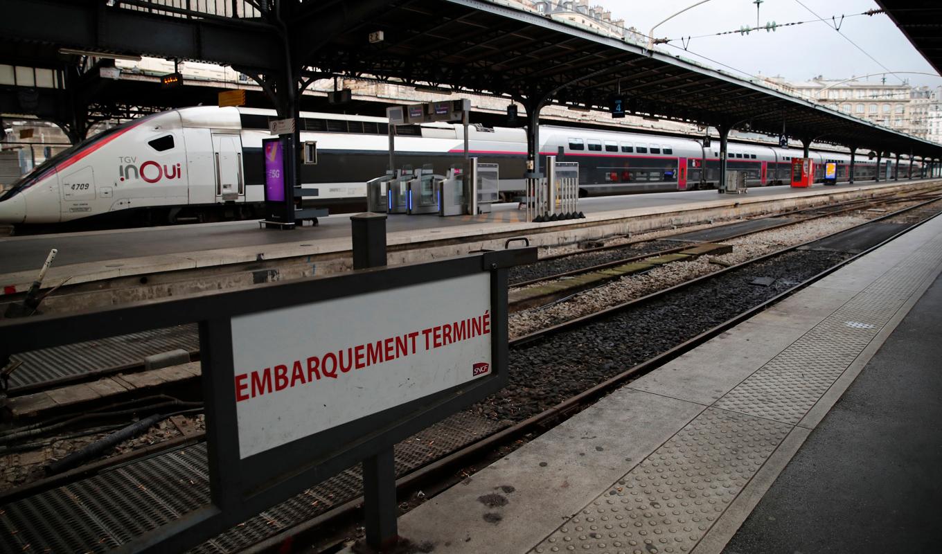 Trafiken står stilla vid Parisstationen Gare de l'Est. Arkivbild. Foto: Francois Mori/AP/TT