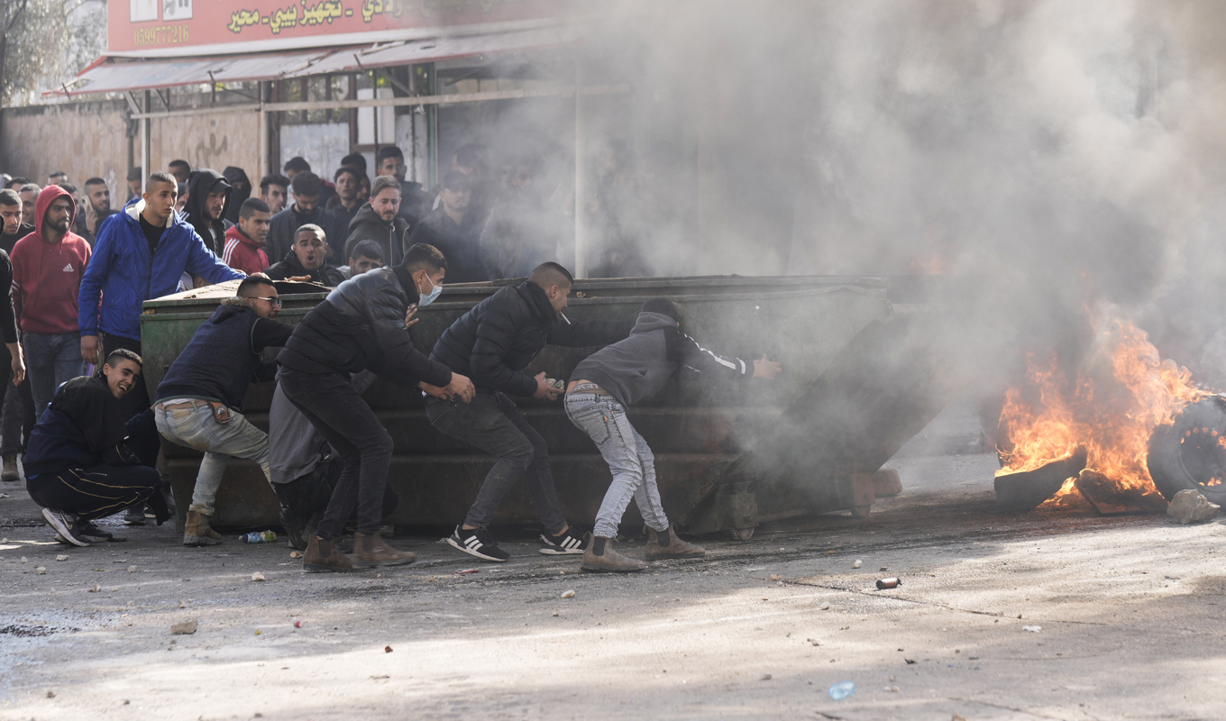Våldsamheter i Jenin på Västbanken har krävt flera liv. På bilden drabbar palestinier samman med israelisk militär. Foto: Majdi Mohammed/AP/TT