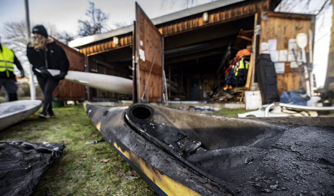 Brandskadade kanoter, kajaker, paddlar och annan utrustning tas omhand på Malmö kanotklubb på Malmöhusvägen i Malmö efter fredagsmorgonens brand. Foto: Johan Nilsson/TT