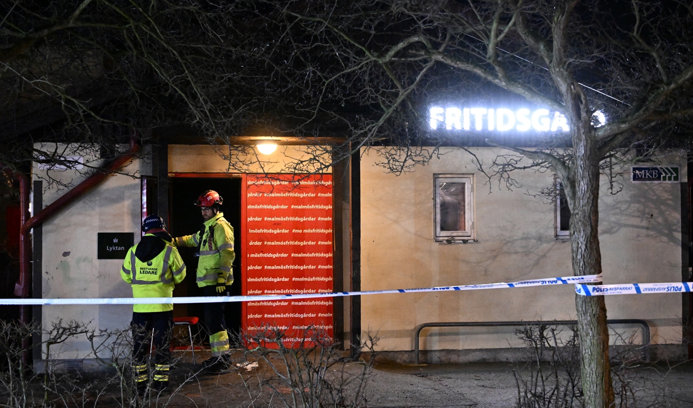 Räddningstjänsten och polisen på plats vid branden i en fritidsgård i Malmö. Foto: Johan Nilsson/TT