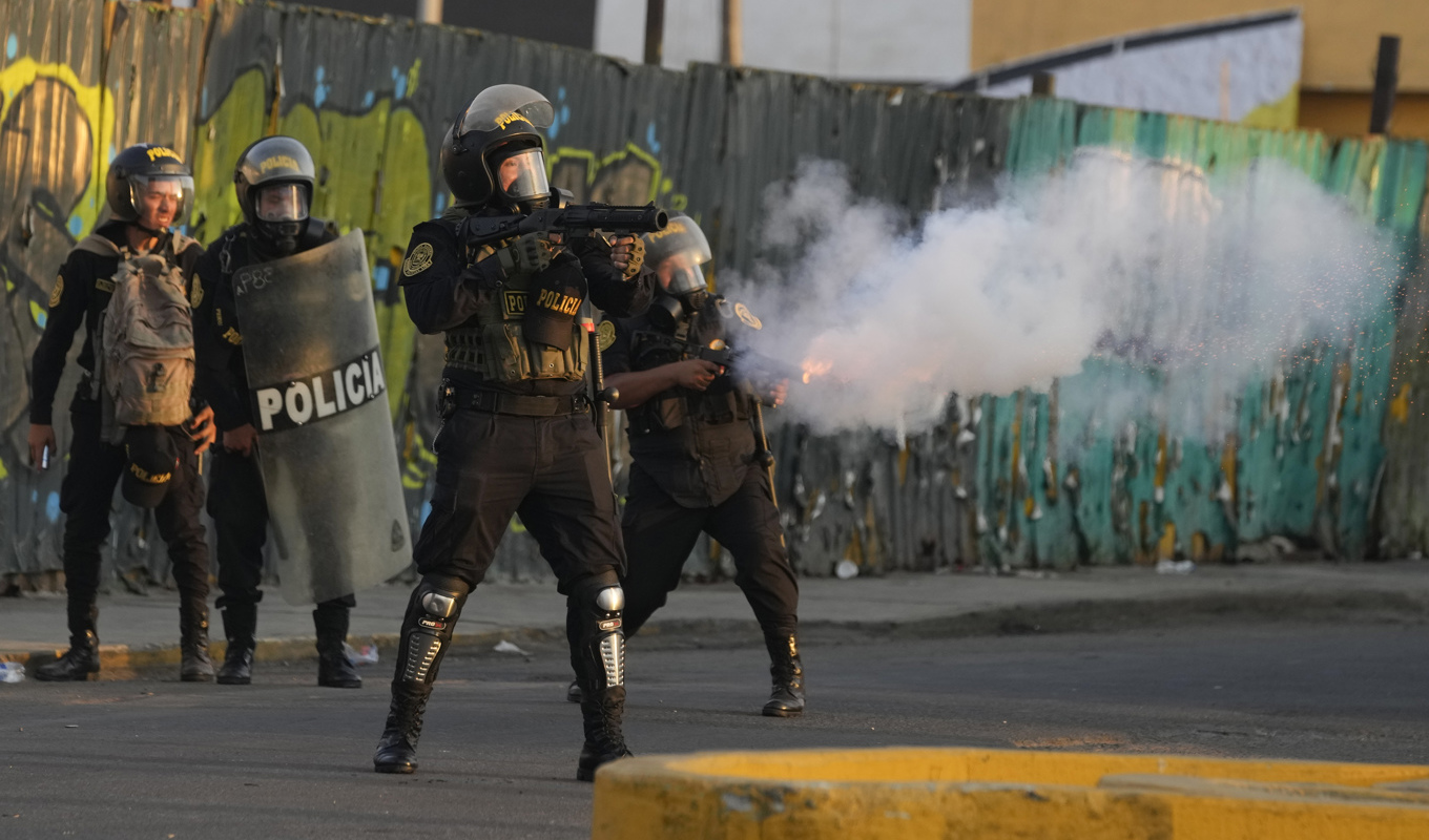 Polis skjuter tårgas för att skingra regeringskritiska demonstranter i Lima i veckan. Foto: Martin Mejia/AP/TT