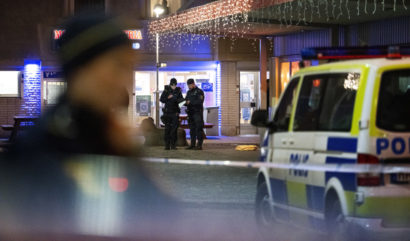 En tonårspojke sköts till döds i centrala Skogås på lördagskvällen. Det senaste mordet i den eskalerade våldsspiralen i Stockholm. Foto: Jessica Gow/TT
