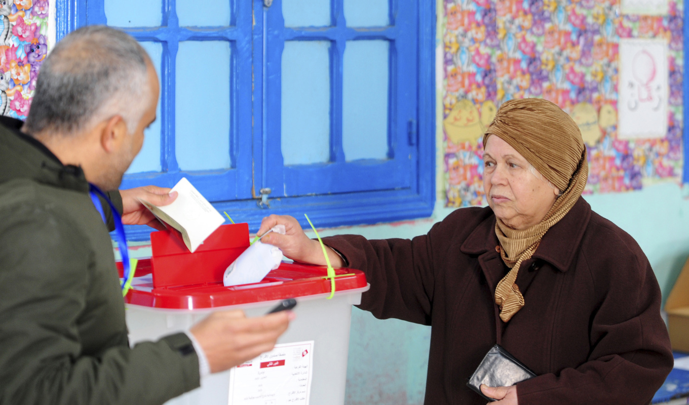 En kvinna i Tunis lägger sin röst i söndagens val, hon var en av få som utnyttjade sin rösträtt. Foto: Hassene Dridi/AP/TT