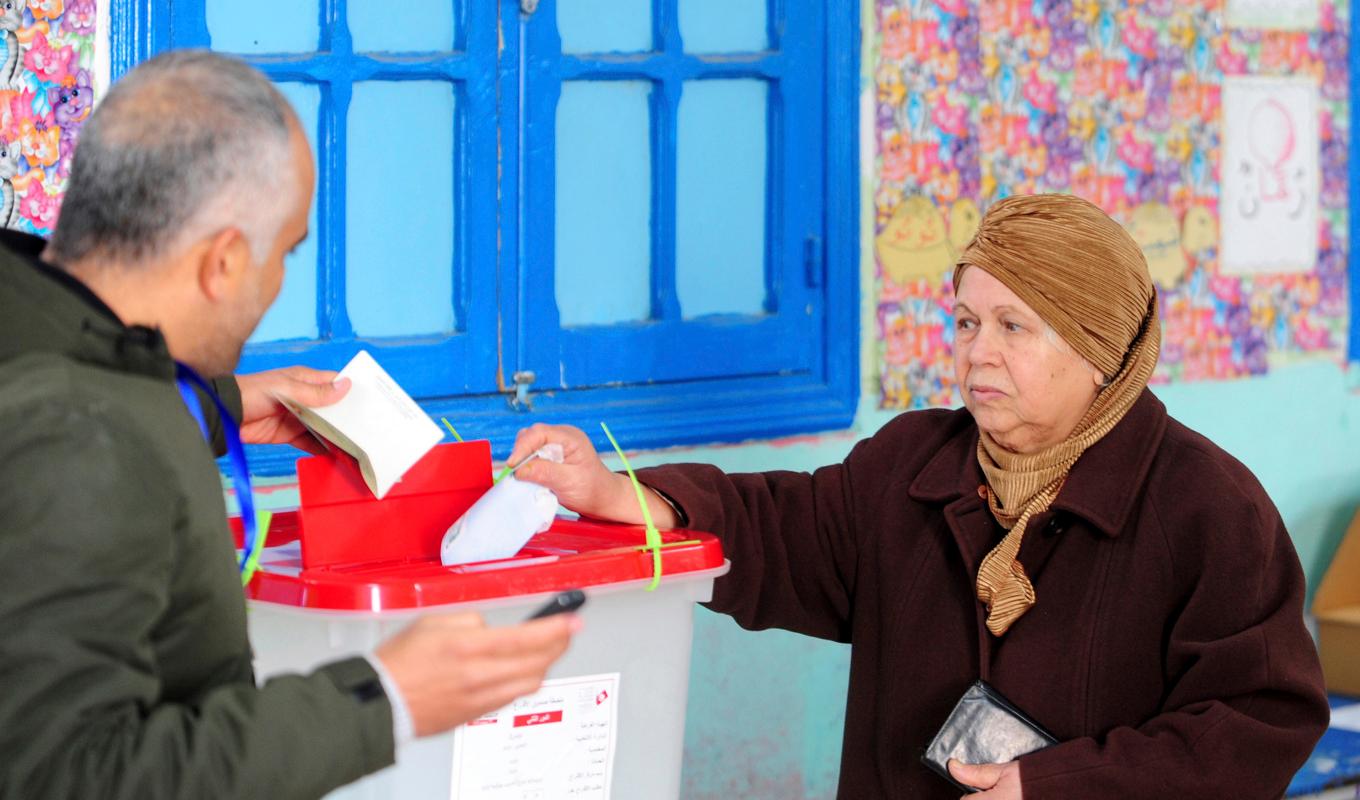 En kvinna i Tunis lägger sin röst i söndagens val, hon var en av få som utnyttjade sin rösträtt. Foto: Hassene Dridi/AP/TT