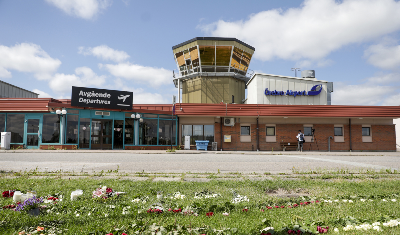 Blommor utanför Örebro flygplats efter olyckan den 8 juli 2021 då nio människor miste livet. Foto: Kicki Nilsson/TT