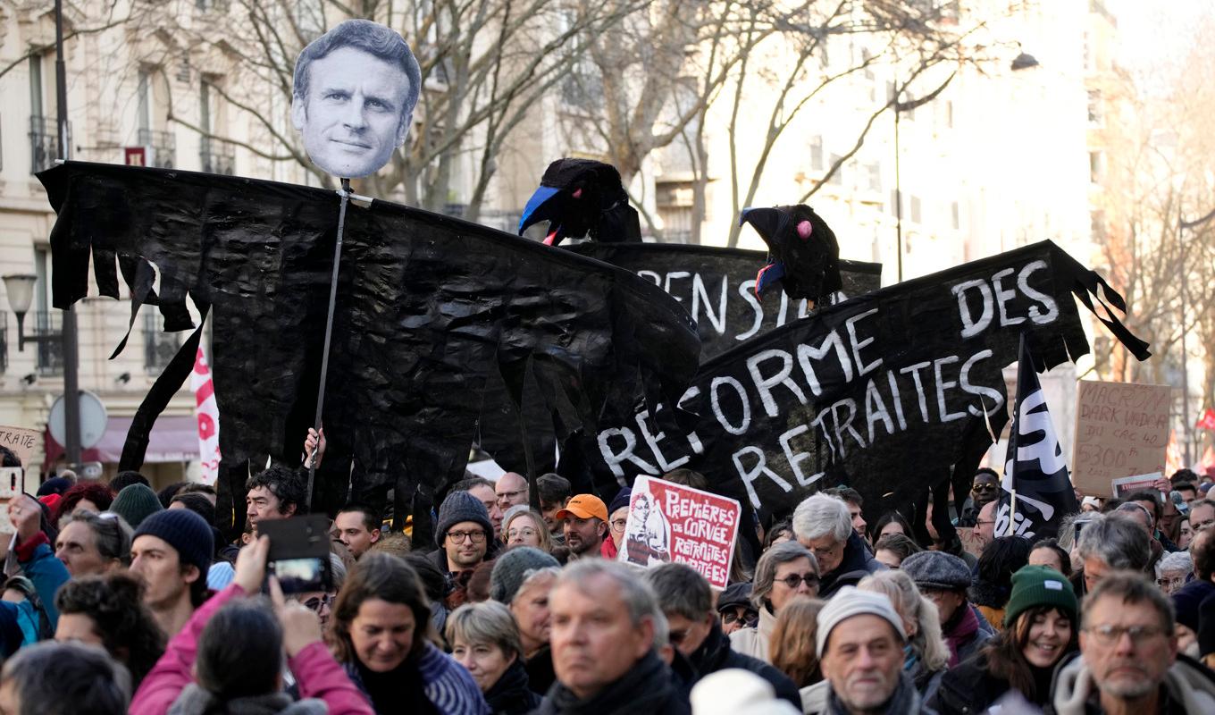 Demonstranter på Paris gator som protesterar mot regeringens planer på att höja pensionsåldern. Foto: Christophe Ena/AP/TT