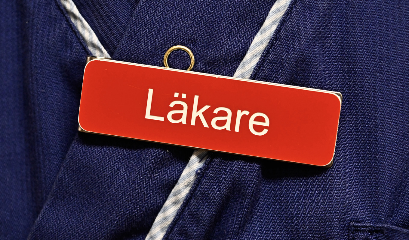 Inspektionen för vård och omsorg vill att en läkare fråntas legitimationen alternativt får en prövotid på tre år. Arkivbild. Foto: Jonas Ekströmer/TT