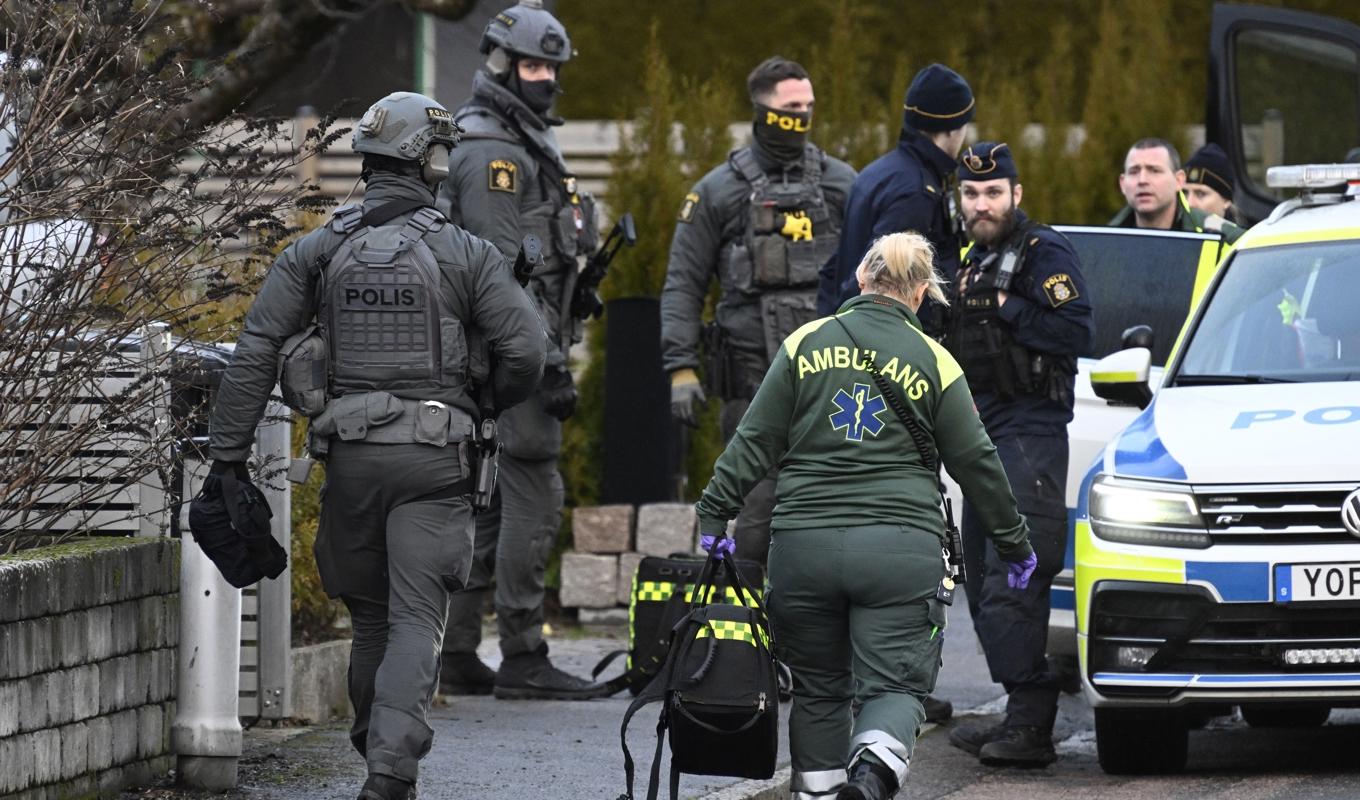 Polis på plats i Hässleholm efter att ett pizzabud hotats av en man, som senare riktade vapen mot polis. Polisen avlossade verkanseld mot mannen, men ingen person har skadats. Foto: Johan Nilsson/TT