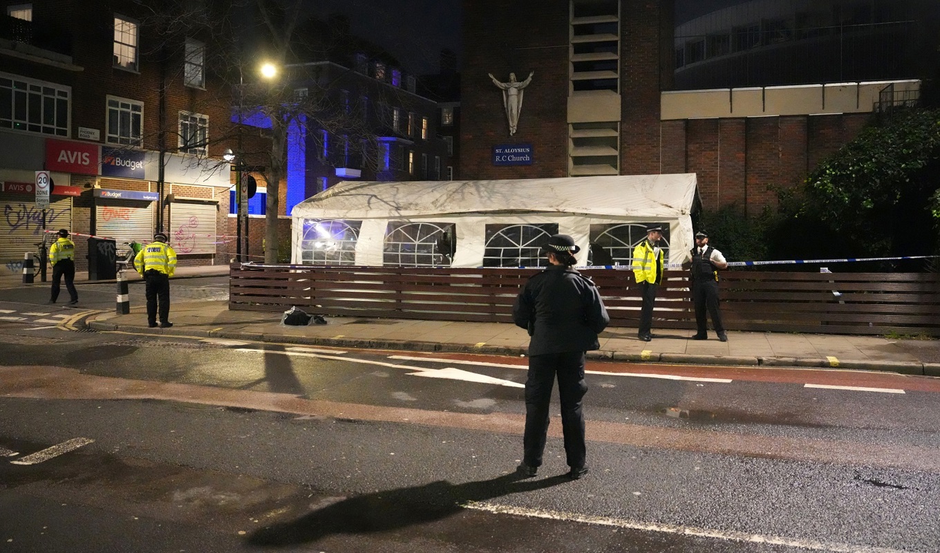 Poliser vid kyrkan Sankta Alovsius i London den 14 januari. Foto: Carl Court/Getty Images
