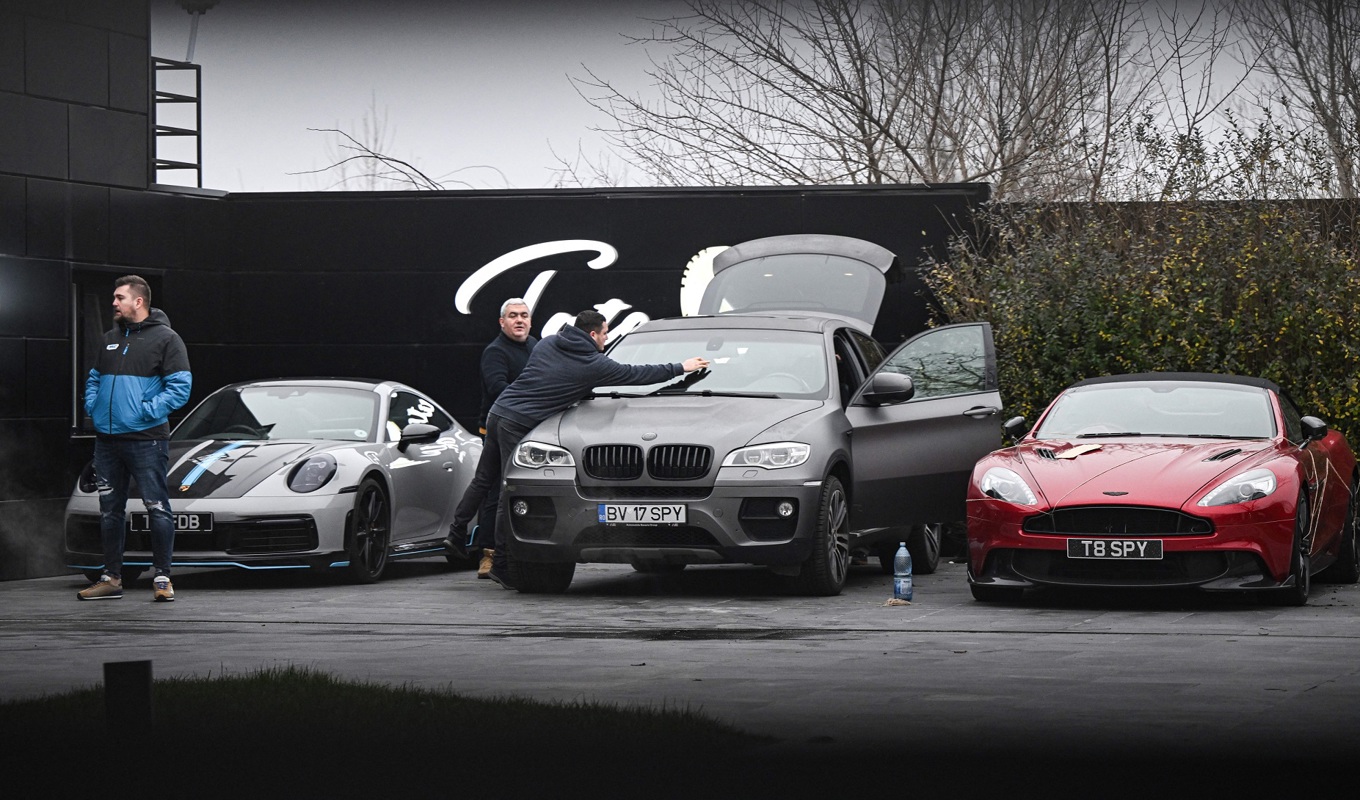 Lyxbilar som tillhör Andrew Tate i Bukarest i Rumänien den 14 januari 2022. Foto: Daniel Mihailescu/AFP via Getty Images