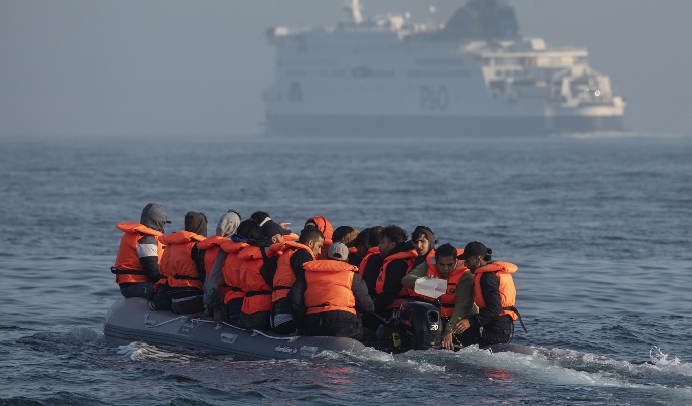 Migranter i en småbåt på den Engelska kanalen den 22 juli 2021 vid Dover i England. Foto: Dan Kitwood/Getty Images