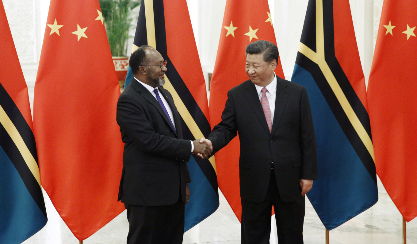 Vanuatus premiärminister Charlot Salwai skakar hand med Kinas president Xi Jinping under ett besök i Peking 2019. För att motverka Kinas inflytande vill USA öppna fler ambassader.Foto: Florence Lo – Pool/Gettty Images.