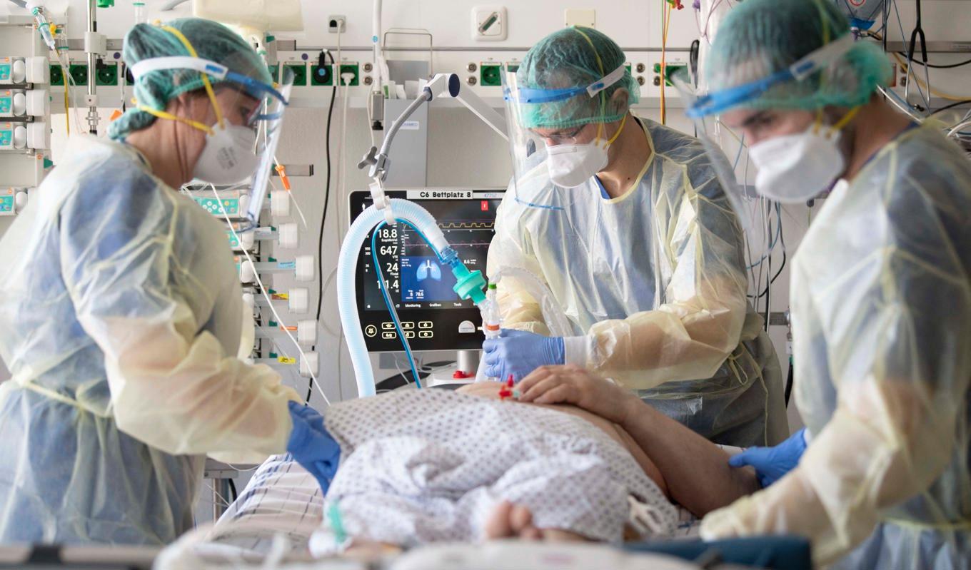 Vårdpersonal tar hand om en patient på covid-19-intensiven på ett tyskt sjukhus i mars 2021. Nu anser en tysk virolog att pandemin är över.Foto: Thomas Kienzle/AFP via Getty IMmages.
