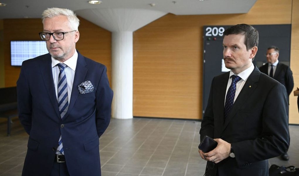 Chefredaktören för Helsingin Sanomat Kaius Niemi och advokat Kai Kotiranta inför tingsrättsförhandlingarna i Helsingfors, där två journalister dömdes för röjande av statshemlighet. Foto: MARKKU ULANDER/Lehtikuva/AFP via Getty Images)