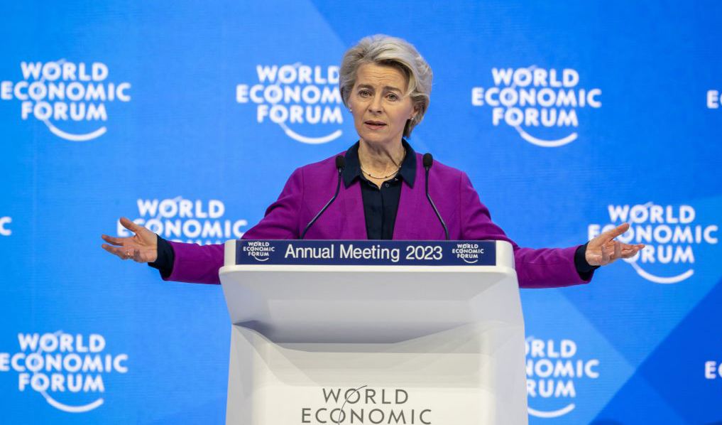 EU-kommissionens ordförande Ursula von der Leyen ska presentera en ny grön industriplan vid lunchtid. Foto: FABRICE COFFRINI/AFP via Getty Images