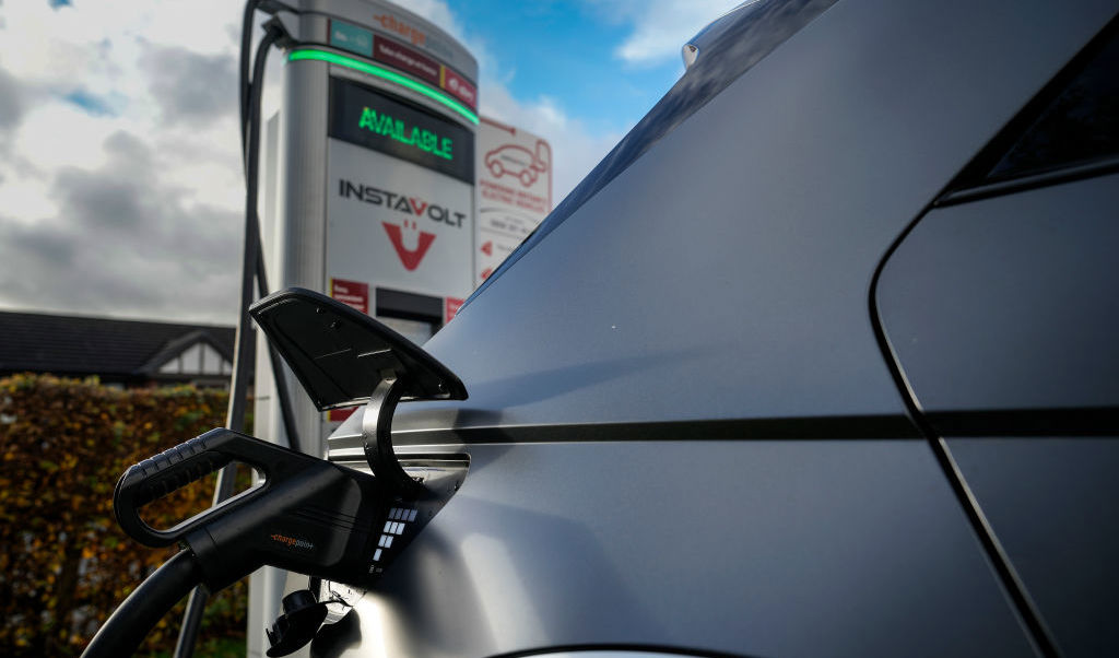 Antalet elbilar inom EU ökade med 76 procent under 2021, och är nu uppe i flera miljoner. Foto: Christopher Furlong/Getty Images