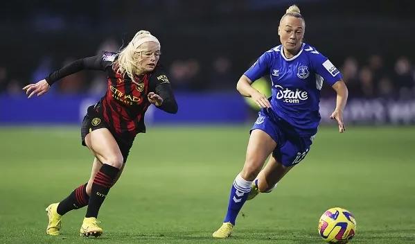 Hanna Bennison (th) landslagsdebuterade redan som 17-åring och är ett av svensk fotbolls största framtidshopp.Foto: Nathan Stirk/ Getty Images
