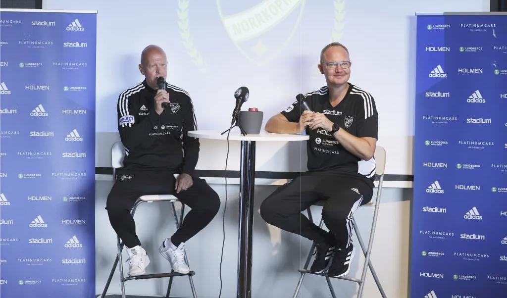 Sportchefen Tony Martinsson (till vänster) presenterar Pekings nye tränare Glen Riddersholm i samband med en presskonferens förra året.Foto: Magnus Andersson/TT