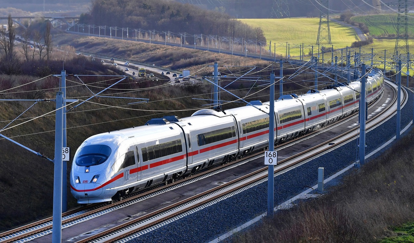 Ett snabbtåg i närheten av Erfurt i östra Tyskland den 8 december 2017. Foto: Martin Schutt/DPA/AFP via Getty Images