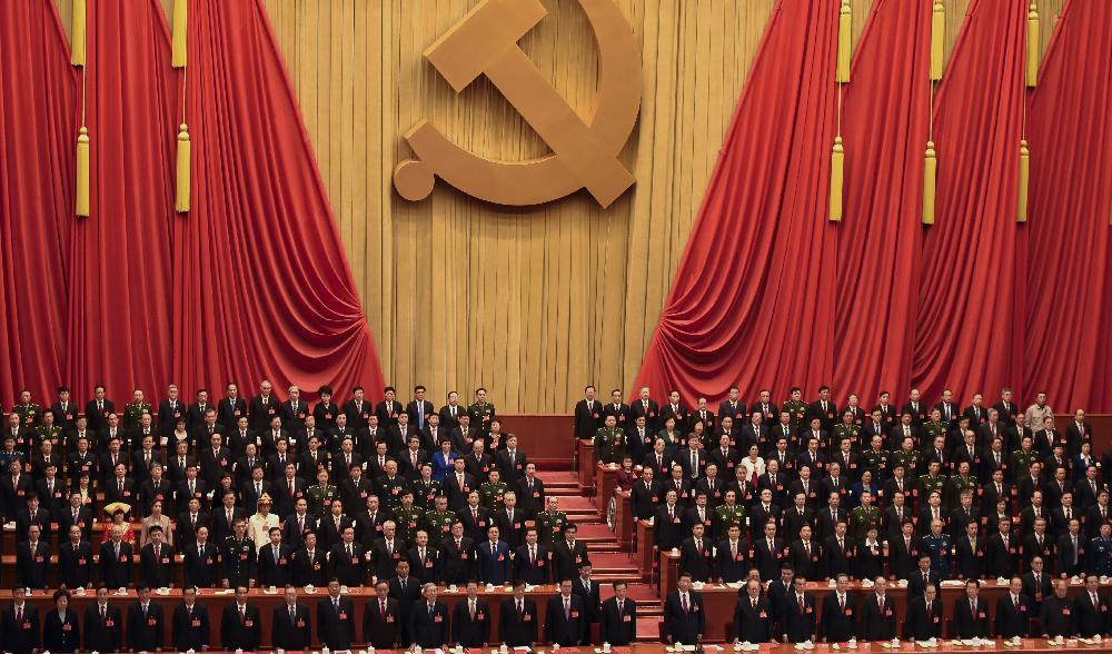 Delegaterna lyssnar till Internationalen i slutet av den avslutande sessionen av kommunistpartiets 19:e kongress i Folkets stora sal i Peking den 24 oktober 2017. Foto: Wang Zhao/AFP via Getty Images