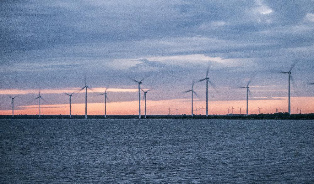 Enligt Tidöavtalet ska vindkraft ”byggas på konkurrensneutrala villkor”, vilket kan få konsekvensen att byggnation av framför allt havsbaserad vindkraft fördyras avsevärt. Foto: Bilbo Lantto