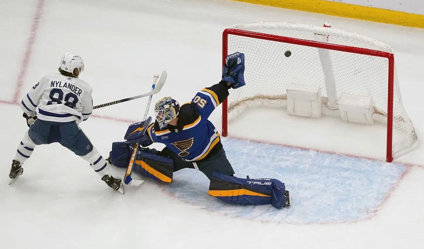 Torontos svenske spelare William Nylander sköt sitt lag till seger med det matchavgörande 5–4-målet borta mot St. Louis Blues.Foto: Jeff Robertson/AP/TT
