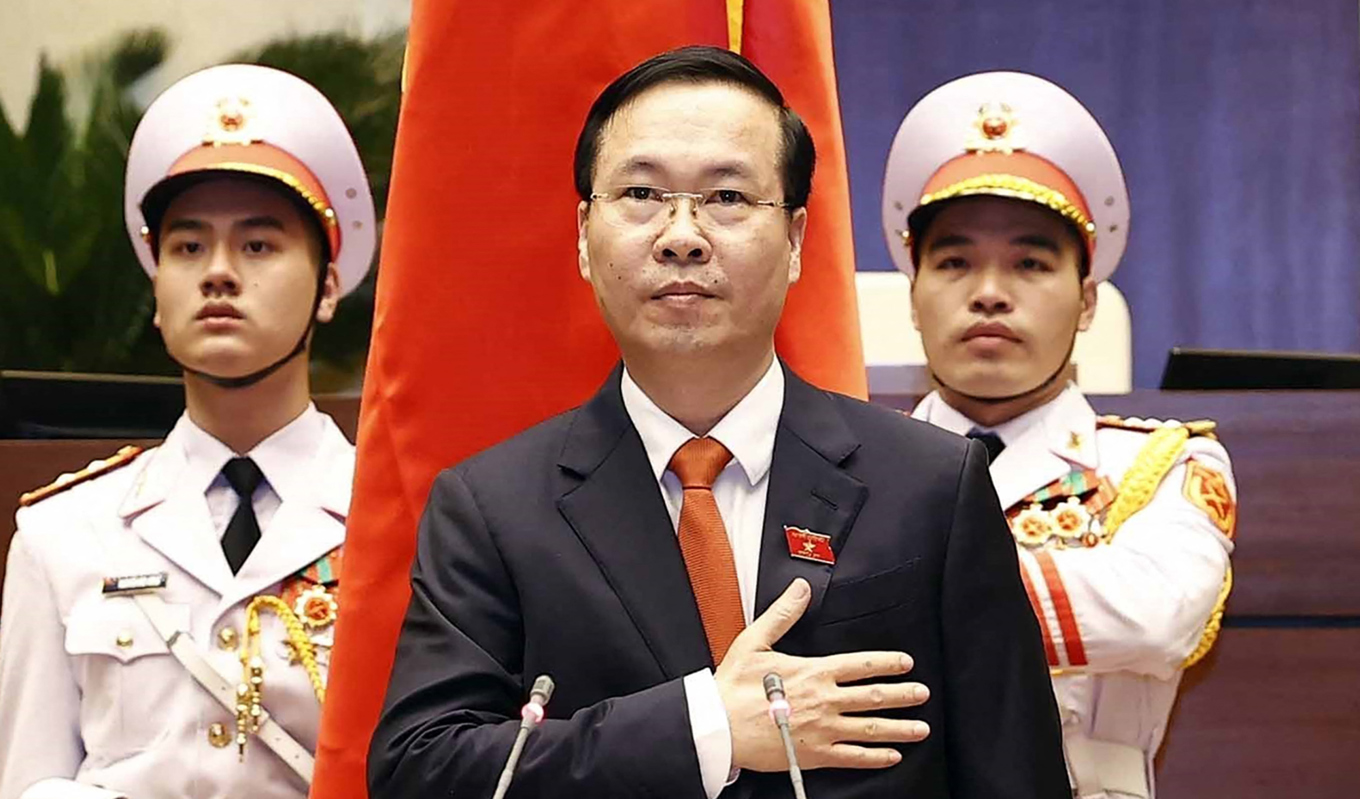 På bilden som är tagen den 2 mars 2023 syns Vietnams nya president Vo Van Thuong svära eden i Nationalförsamlingen i huvudstaden Hanoi. Foto: Hoang Thong Nhat/Vietnam News Agency/AFP via Getty Images