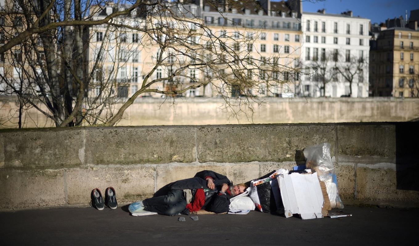 Cirka 330 000 människor lever i hemlöshet i Frankrike. På bilden syns en hemlös man längs floden Seine i Paris den 28 december 2017. Foto: Eric Feferberg/AFP via Getty Images