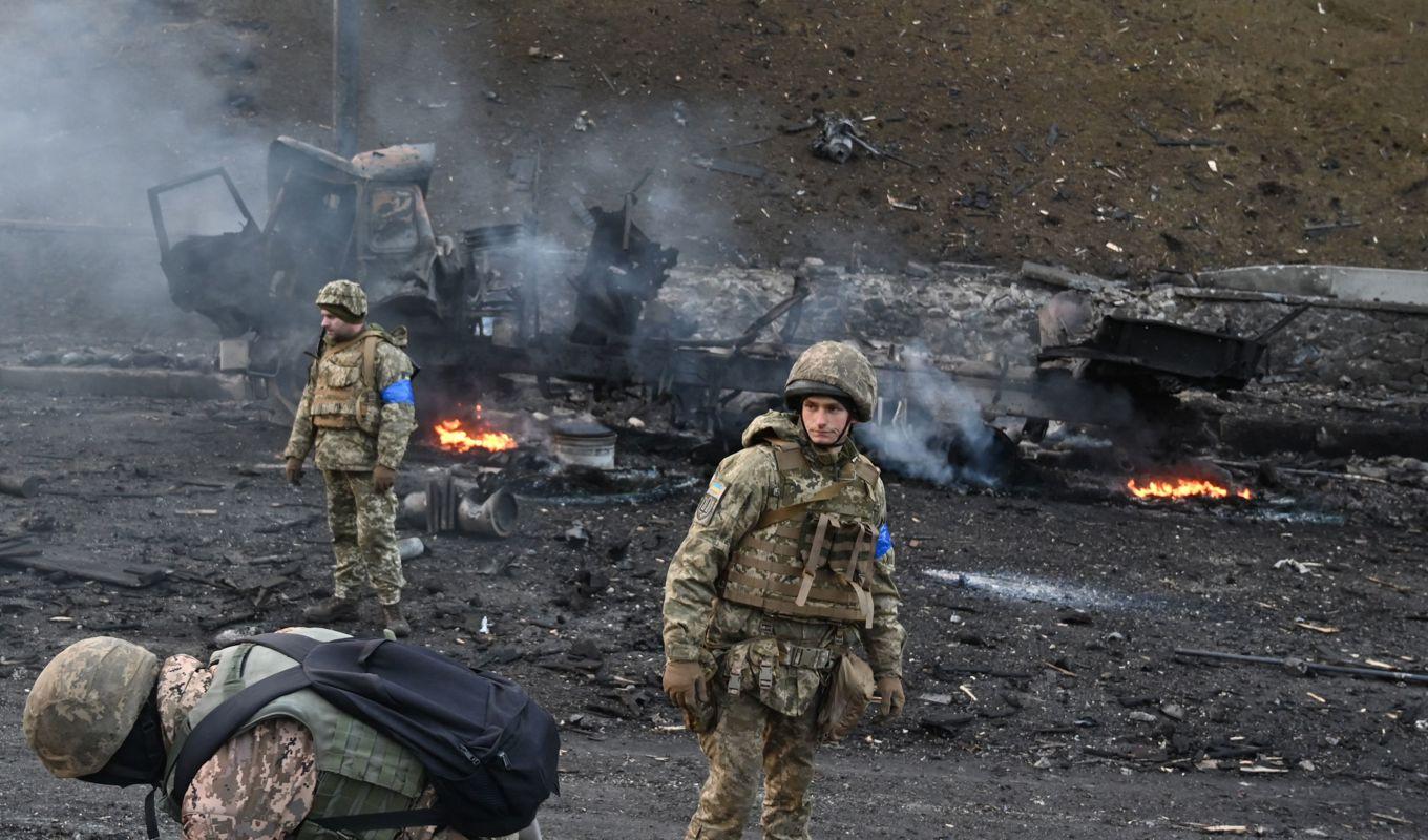 Ukrainska soldater i huvudstaden Kiev den 26 februari 2022. Foto: Sergei Supinsky/AFP via Getty Images
