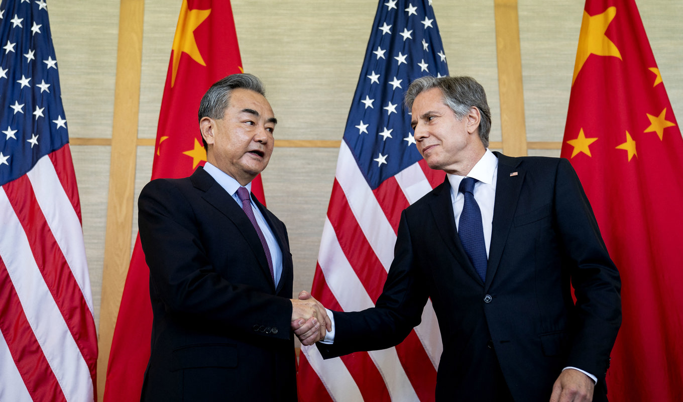 USA:s utrikesminister Antony Blinken och Kinas utrikesminister Wang Yi i samband med ett möte i Nusa Dua på indonesiska ön Bali den 9 juli 2022. Foto: Stefani Reynolds/POOL/AFP via Getty Images
