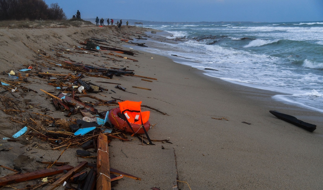 På bilden som är tagen den 26 februari 2023 syns vrakdelar som spolats i land i Steccato di Cutro utanför Kalabrien i södra Italien. Minst 65 migranter har dött efter att deras överlastade båt från Turkiet kapsejsade. Foto: Alessandro Serrano/AFP via Getty Images