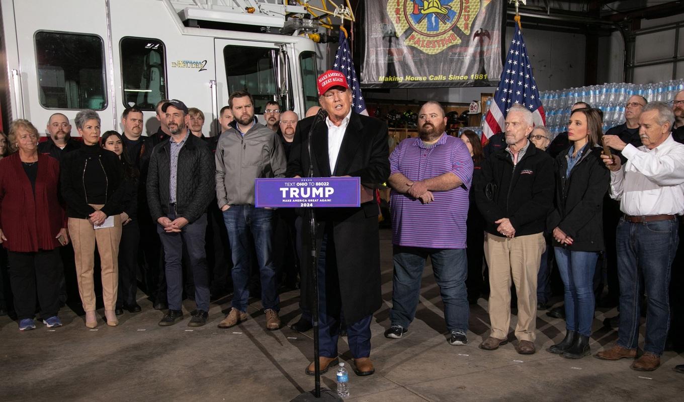 USA:s tidigare president Donald Trump talar vid brandstationen i East Palestine i delstaten Ohio den 22 februari 2023. Foto: Rebecca Droke/AFP via Getty Images