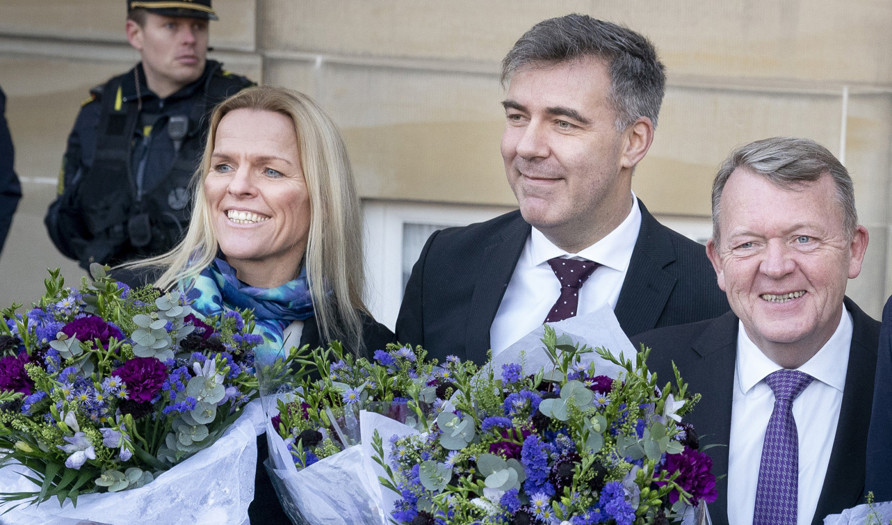 Behåll pengarna, hälsar energiminister Lars Aagaard, här stående mellan ministerkollegorna Mette Kierkgaard och Lars Løkke Rasmussen på en bild från december. Foto: Liselotte Sabroe/Ritzau/TT