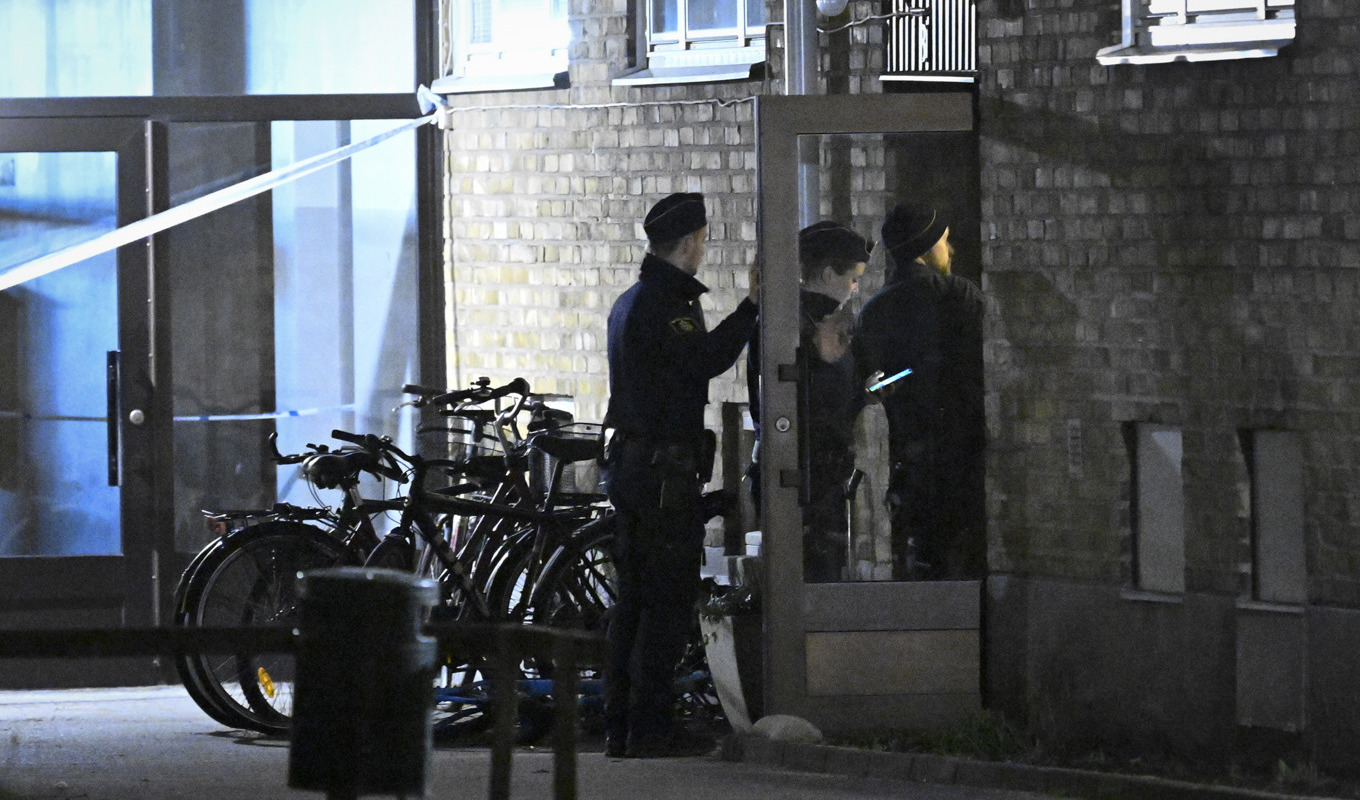 Polisen undersöker det trapphus där skott avlossats i Rostorp i Malmö under torsdagskvällen. Foto: Johan Nilsson/TT