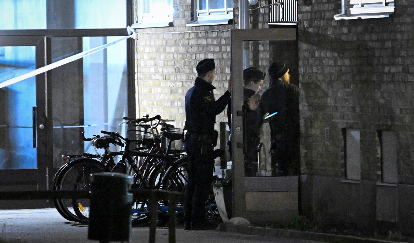 Polisen undersöker det trapphus där skott avlossats i Rostorp i Malmö under torsdagskvällen. Foto: Johan Nilsson/TT